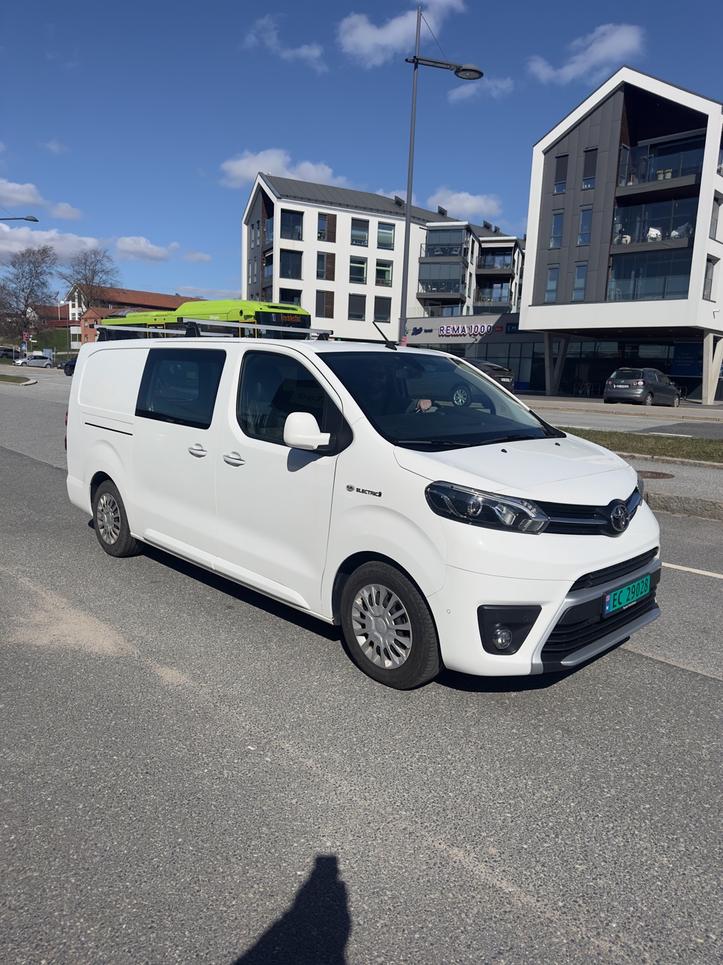 Toyota Proace — eksteriør fra siden med takstativ